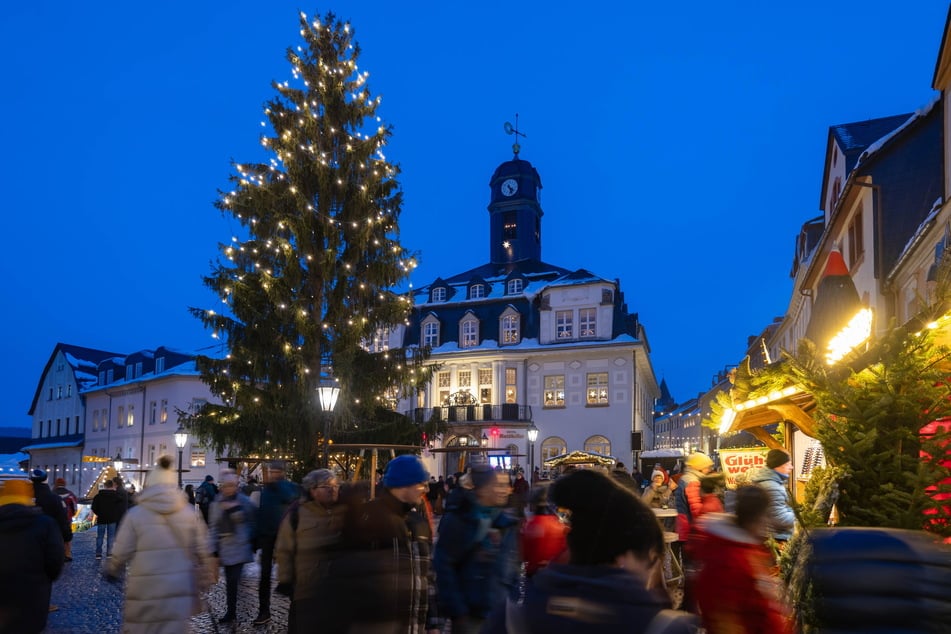 Der Weihnachtsmarkt in Schwarzenberg läuft vom 5. bis 14. Dezember und am 13. will die Antifa parallel zur Bergparade demonstrieren.