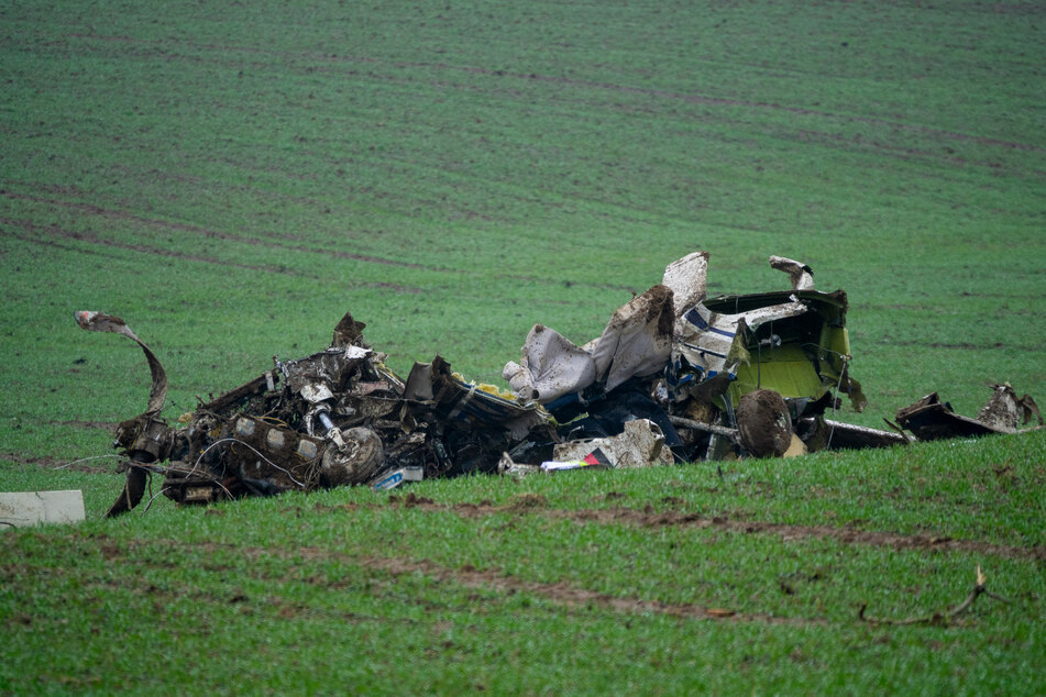 Tragischer Flugzeugabsturz über offenem Feld: Pilot sofort tot