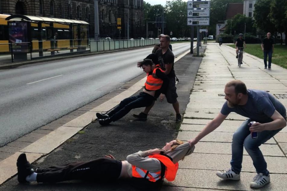 Demonstranten wurden von der Straße gezerrt.