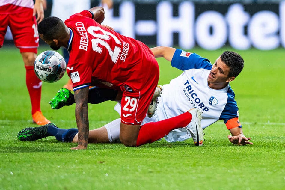 Bielefelds Cebio Soukou und Bochums Anthony Losilla (r.) im Zweikampf.
