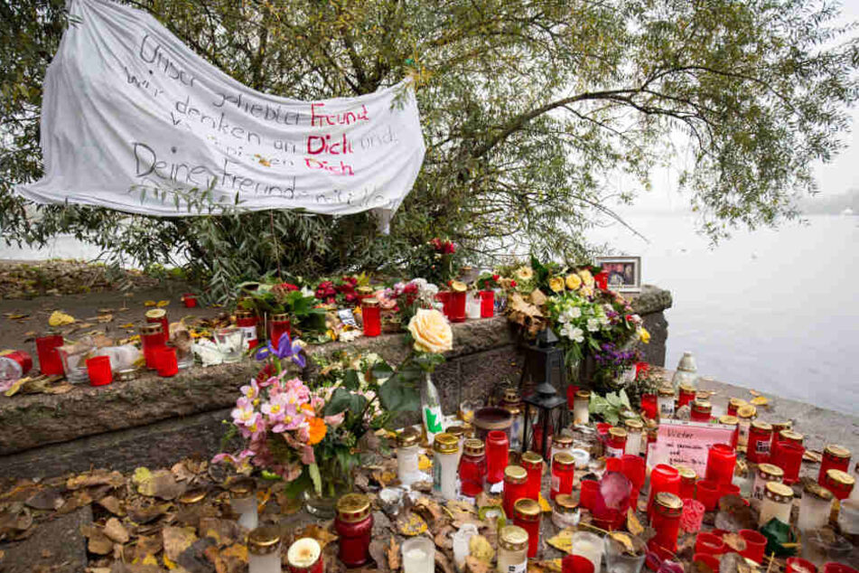 Die Anteilnahme am Tod des 16-Jährigen war groß. Zahlreiche Menschen stellten Kerzen, Blumen und Botschaften an der Alster ab. (Archivbild)