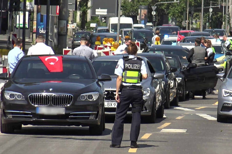Die Polizei hat auch in anderen Bundesländern mit auffälligen Hochzeitskorsos zu tun. (Archivbild)