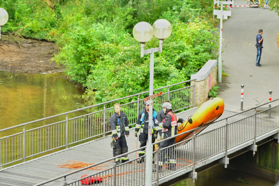 Einsatzkräfte an der Pegnitz in Nürnberg, wo ein Mann leblos aus dem Wasser geborgen wurde.
