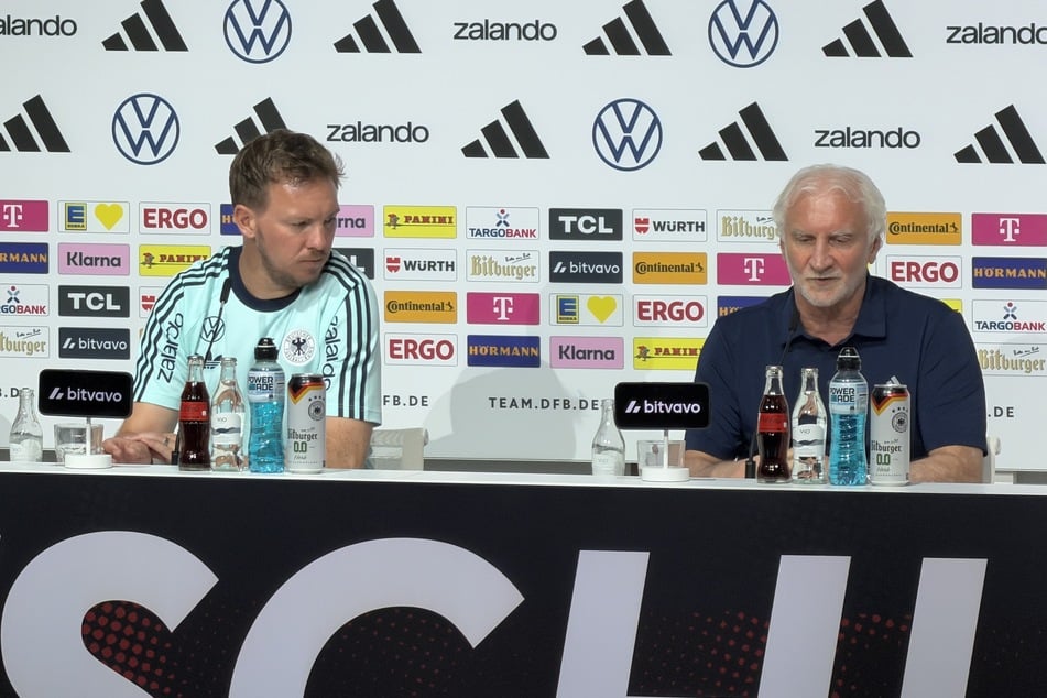 Bei der Pressekonferenz in Herzogenaurach äußert sich Julian Nagelsmann (38, l.) zu Neuers WM-Start. Sportdirektor Rudi Völler verteidigte den DFB-Coach.