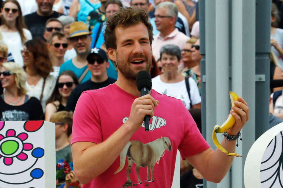 Bei seinem Auftritt im ZDF-Fernsehgarten alberte Luke Mockridge auch mit einer Banane herum.