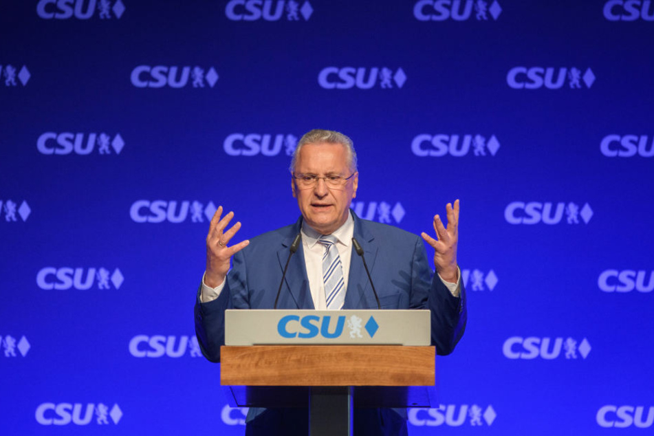 Bayerns Innenminister Joachim Herrmann fordert eine Überwachung der Whatsapp-Kommunikation.