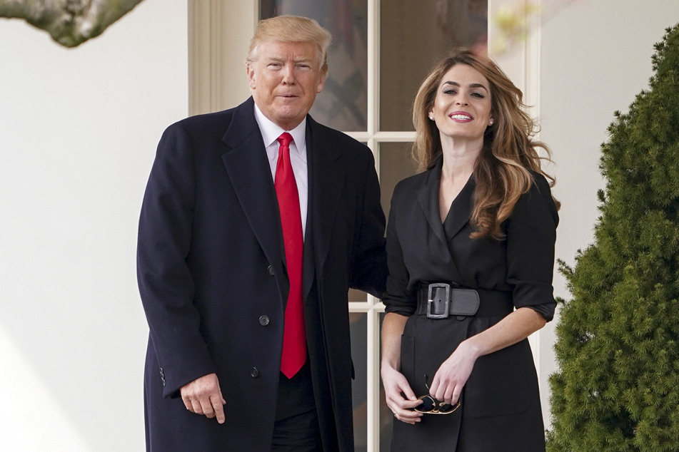 Donald Trump, Präsident der USA, und Hope Hicks, damalige Kommunikationschefin des US-Präsidenten, stehen auf dem Südrasen des Weißen Hauses.