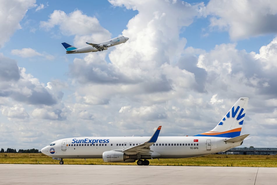 Kommt von Antalya, fliegt nach Antalya: Die SunExpress-Boeing kam als Flug XQ 276 in Leipzig an und verlässt sie als Flug XQ 277 wieder. Der Jumbo-Frachtboeing 747 im Steigflug wurde direkt vor dem Urlaubsbomber die Starterlaubnis erteilt.
