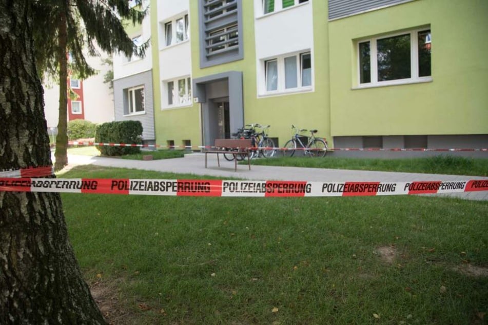 Die Polizei musste das Areal vor dem Haus absperren.