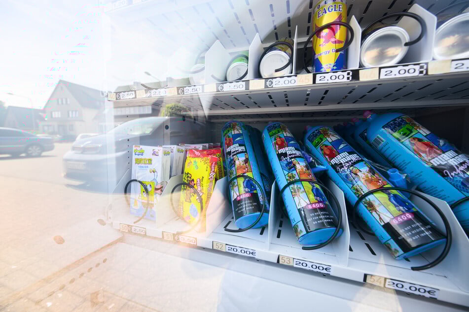 Lachgasflaschen sind in Kiosken oder Automaten für Jugendliche oft leicht zu bekommen. (Symbolbild)