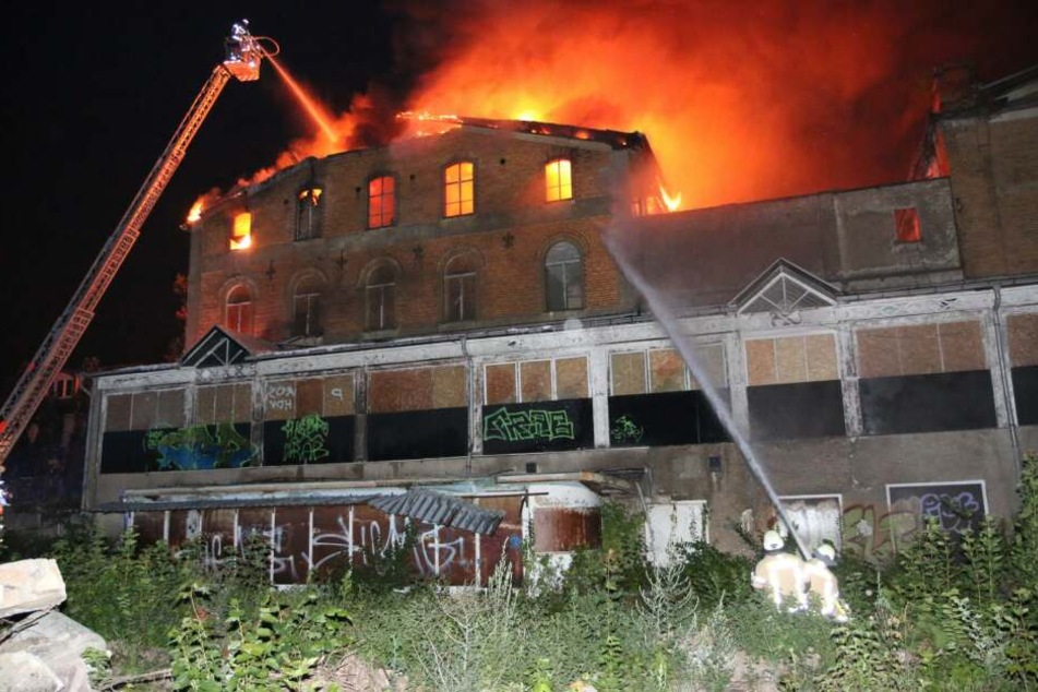 Die Feuerwehr sei mit rund 70 Einsatzkräften vor Ort.