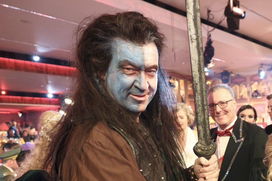 Bayerns Ministerpräsident Markus Söder (59, CSU) verkleidet als "Braveheart" in der BR-Livesendung "Fastnacht in Franken". Beim Narrengericht wird er ohne Verkleidung empfangen.