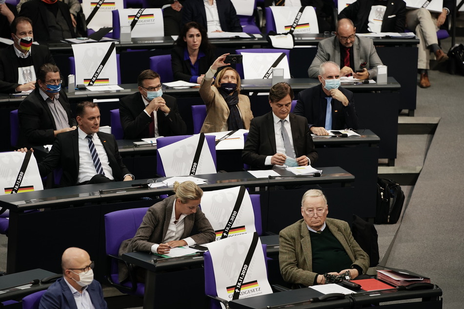 Während der Rede von Bundesgesundheitsminister Jens Spahn (CDU) holten die AfD-Abgeordneten Plakate raus.