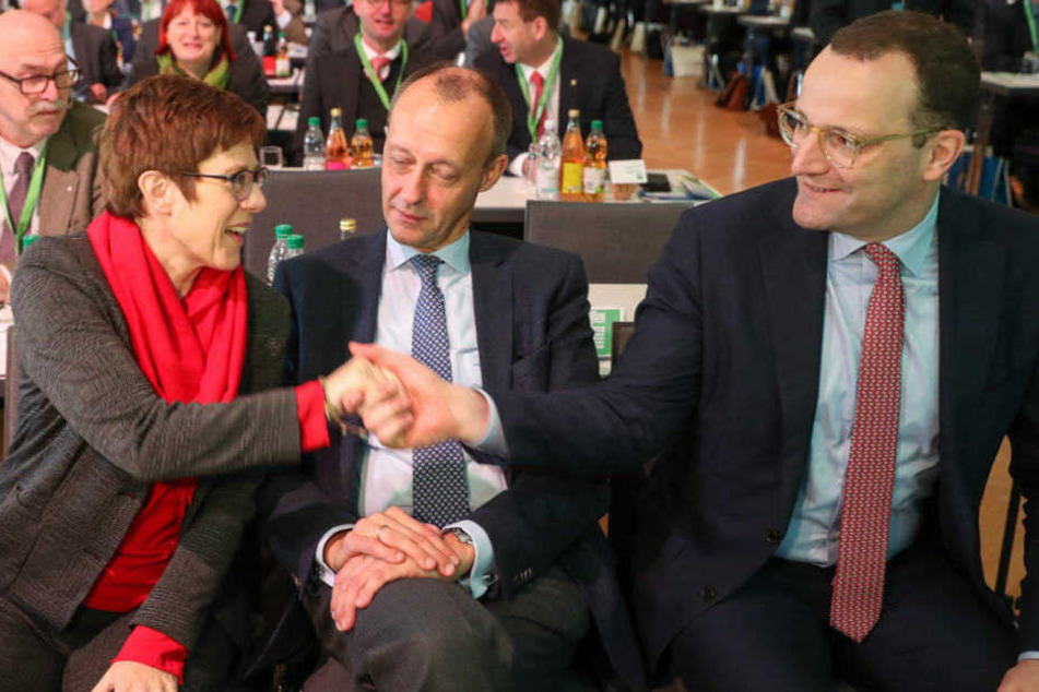 Annegret Kramp-Karrenbauer, Friedrich Merz und Jens Spahn begrüßen sich auf dem Landesparteitag der CDU-Sachsen.