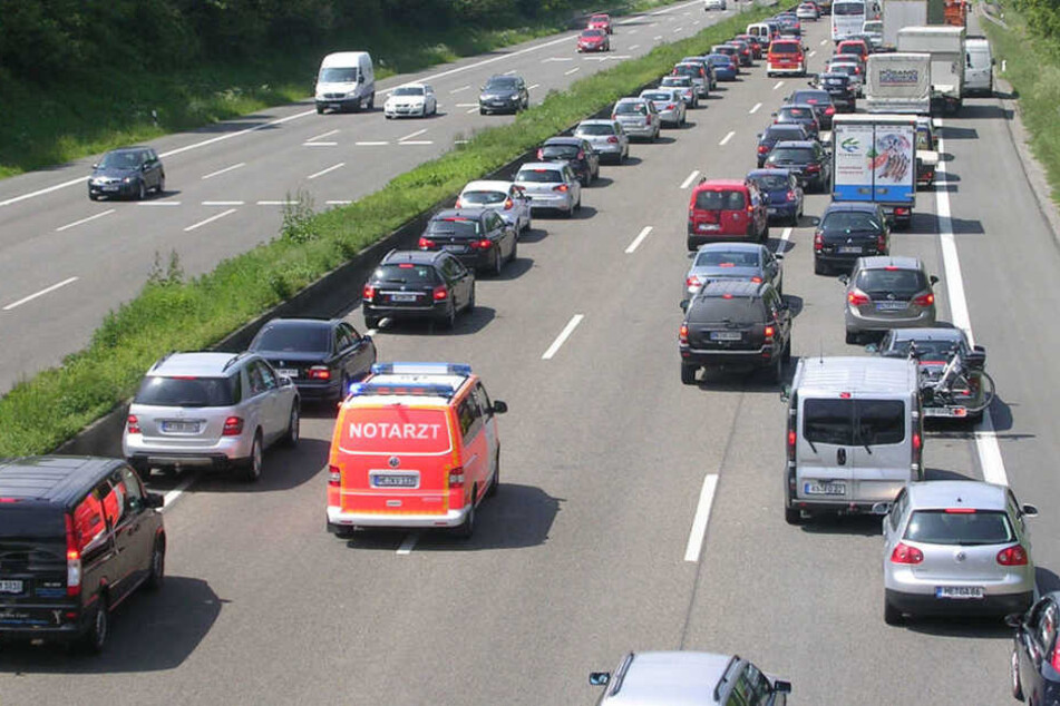 Ein Mann nutzte die Lücken in der Rettungsgasse, um die Feuerwehrfahrzeuge zu überholen. (Symbolbild)