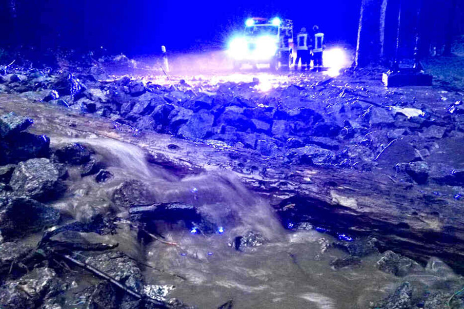 Erdrutsch am Campingplatz "Ostrauer Mühle": Erdmassen von bis zu einem Meter Höhe verschlammten die Straße.