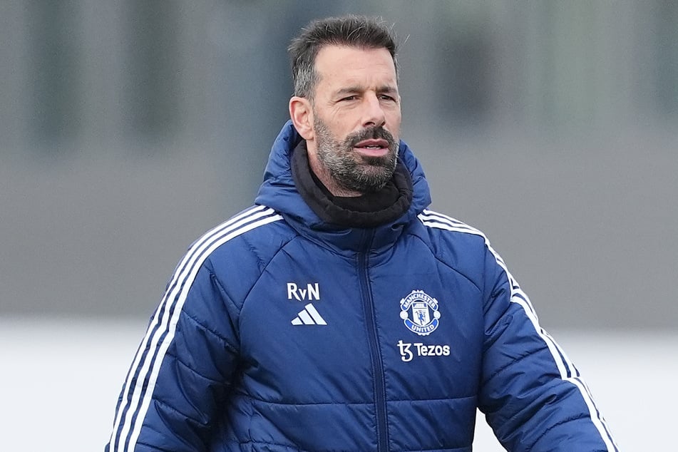 Ruud van Nistelrooy (48) war zuletzt als Interimstrainer bei Manchester United tätig. Jetzt soll der HSV ernsthaft über ihn als Trainer nachdenken.