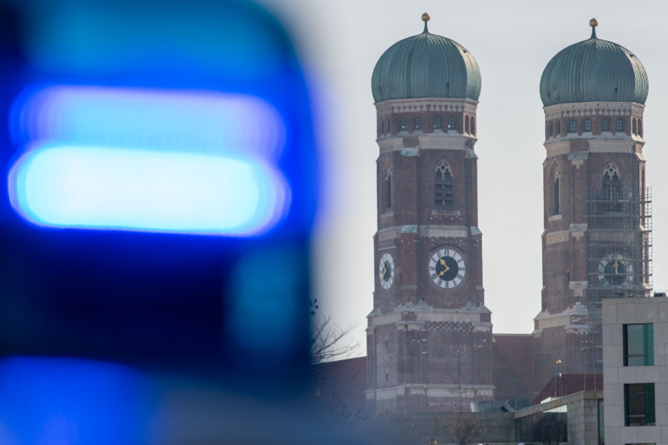 Ein nun von der Polizei gesuchter Mann hat in München gegen einen Fahrradanhänger getreten, in dem ein vierjähriges Kind saß. (Symbolbild)