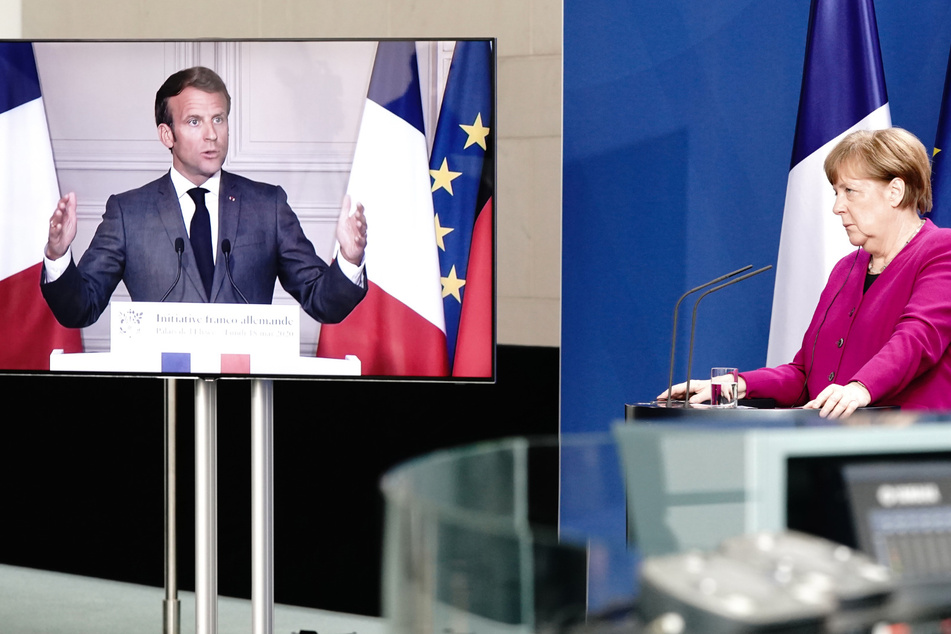 Bundeskanzlerin Angela Merkel (65, CDU) und Frankreichs Präsident Emmanuel Macron (42), per Video zugeschaltet, geben nach einer gemeinsamen Videokonferenz eine Pressekonferenz.