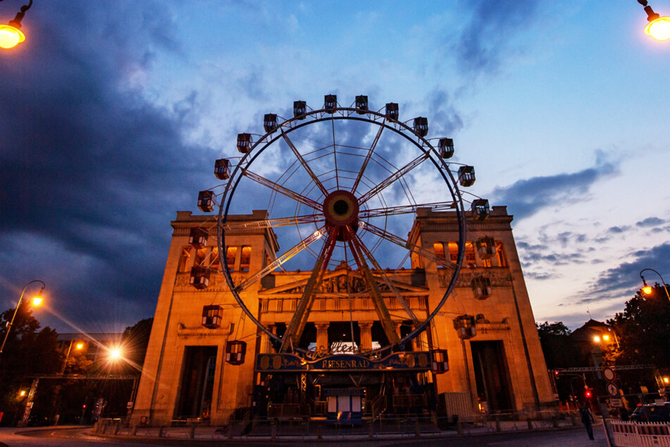 Ein Riesenrad auf dem Königsplatz vor der Kulisse der Propyläen.