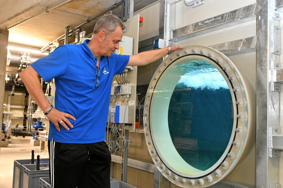 Komplexleiter Uwe Brosselt (57) kontrolliert den Spülwasserbehälter der Filteranlage.