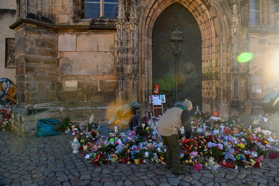 Plüschtiere und Botschaften vom Gedenkort sollen später im Alten Rathaus ausgestellt werden.