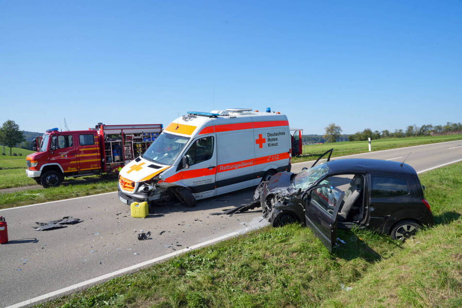 Ein Rettungswagen verunglückte während einer Einsatzfahrt und kollidierte mit einem entgegenkommenden Renault Twingo.