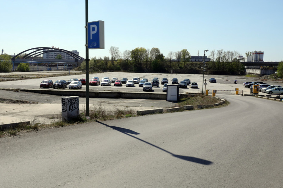 Der Ausweichparkplatz vor dem Hotel Estrel. In Berlin soll es bald auch einen Drive-in für Corona-Tests geben.