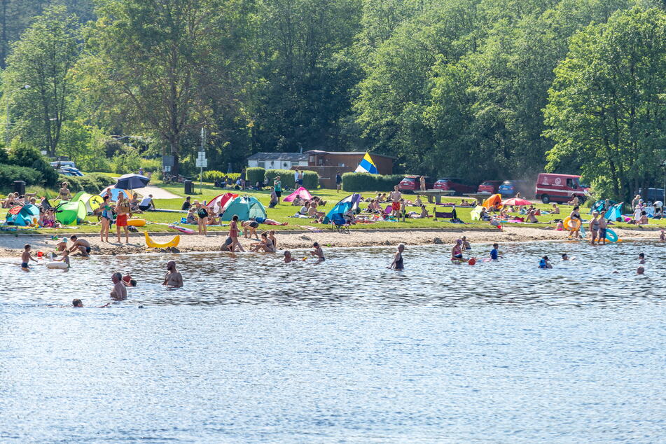 Der Greifenbach-Stauweiher in Geyer war bestens besucht. An der Kasse wurden am Wochenende rund 1500 Gäste gezählt.
