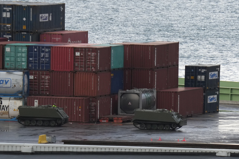 Für die Ukraine bestimmte M-113 Transportpanzer aus spanischer Produktion werden am Hafen von Bilbao verladen.