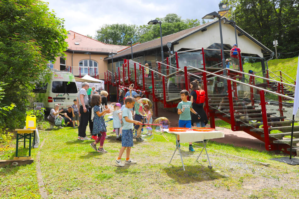 Für alle Familien und Bahnbegeisterten steigt am Sonntag (22.6.) das perfekte Event: das Drahtseilbahnfest in Augustusburg.