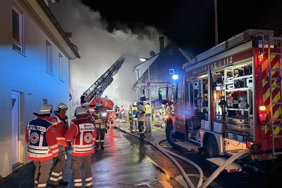 Das Haus in Lichtenwald (Region Stuttgart) geriet in Flammen. Eine starke Rauchwolke stieg auf.