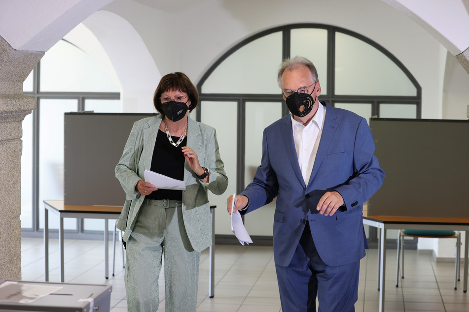 Sachsen-Anhalts Ministerpräsident Reiner Haseloff (67, CDU) und Ehefrau Gabriele bei der Stimmabgabe zur Landtagswahl.