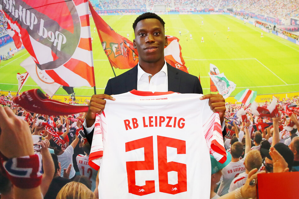 Ilaix Moriba zeigt stolz sein RB-Trikot mit der Nummer 26. Ob er schon am 11. September gegen die Bayern auf dem Platz stehen wird, ist noch unklar.