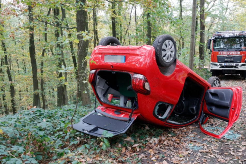 Schwerer Unfall in Chemnitz: Auto überschlägt sich, Fahrer eingeklemmt