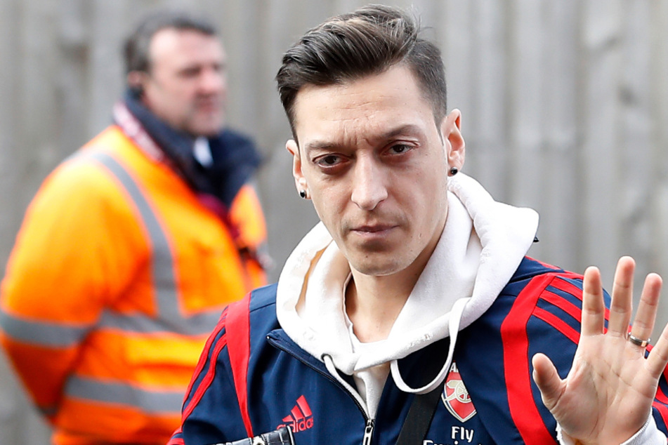 Mesut Özil (32) winkend bei der Ankunft vor einem Arsenal-Spiel.