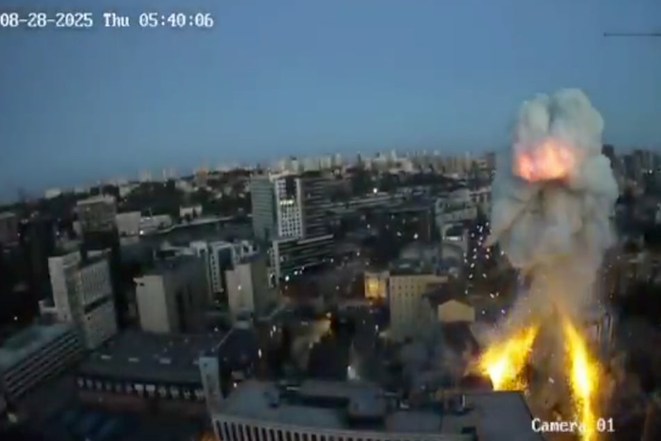 Eine Russen-Rakete schlug am Donnerstagmorgen in ein Wohngebiete in Kiew ein.