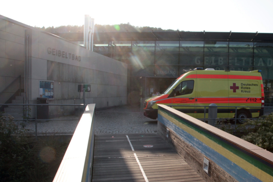 Das Geibeltbad in Pirna war am Montagnachmittag Schauplatz eines Einsatzes zahlreicher Rettungskräfte.