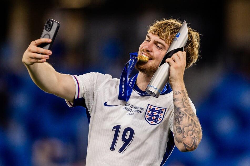Harvey Elliott (22) überzeugte bei der U21-EM als bester Spieler. Entsprechend ließ er sich auch mit seiner Trophäe feiern.