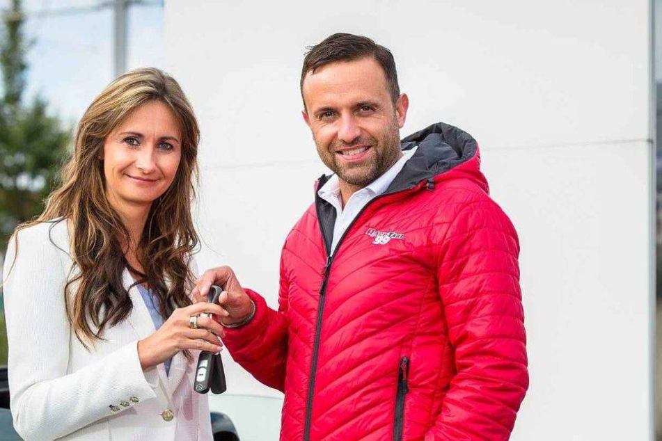 Yvonne Rausch übergibt Steve Mizera den Schlüssel für die Testfahrt