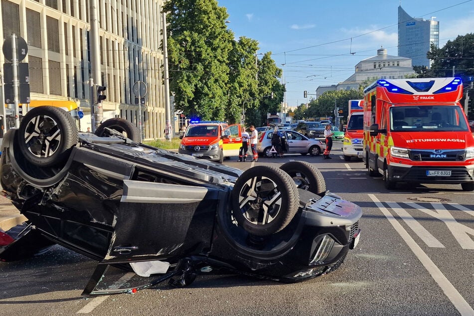 Ein Fahrzeug hat sich durch den Unfall überschlagen.