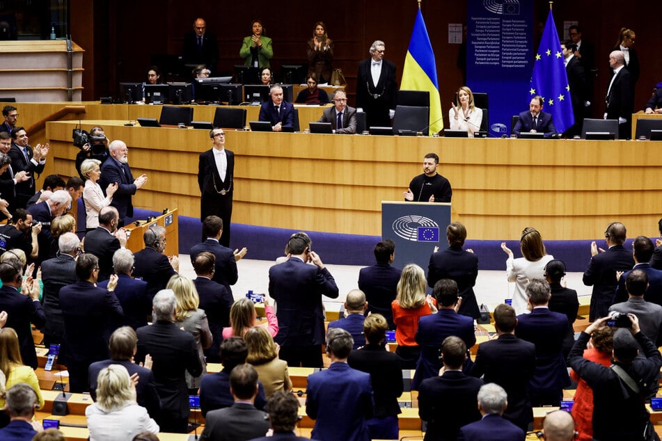 In einer emotionalen Rede vor dem EU-Parlament bedankte sich Wolodymyr Selenskyj (45) für die Unterstützung seines bedrängten Landes.