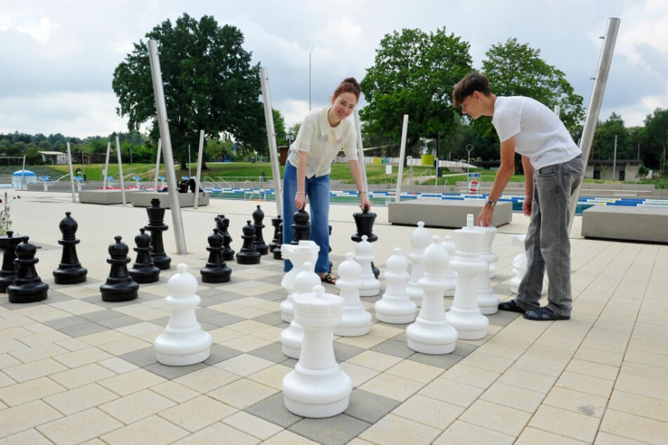 Im neuen Freibad Bernsdorf macht Schach spielen definitiv Spaß.