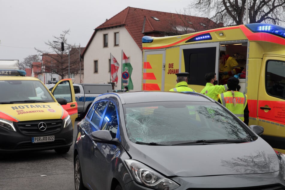Das Auto hat durch den Unfall einen Sachschaden erlitten. Die verletzten Fußgängerinnen mussten ins Krankenhaus gebracht werden.