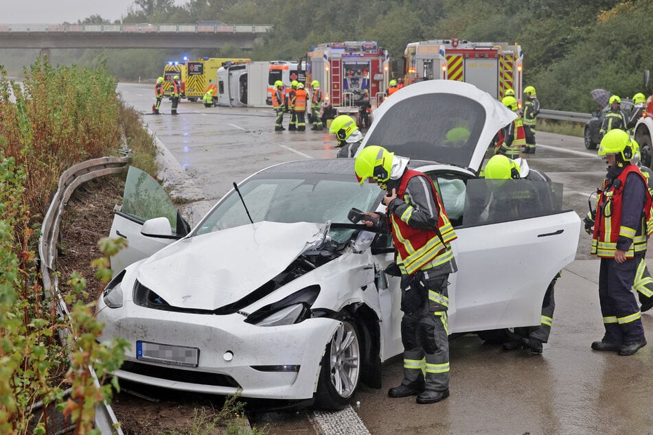 Der Tesla krachte mit dem Lkw zusammen und landete in der Leitplanke.