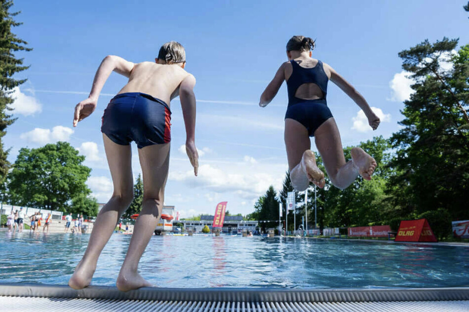 Viele Familien nutzen die Sommerferien, um ihre Kinder bei einem Schwimmkurs anzumelden.