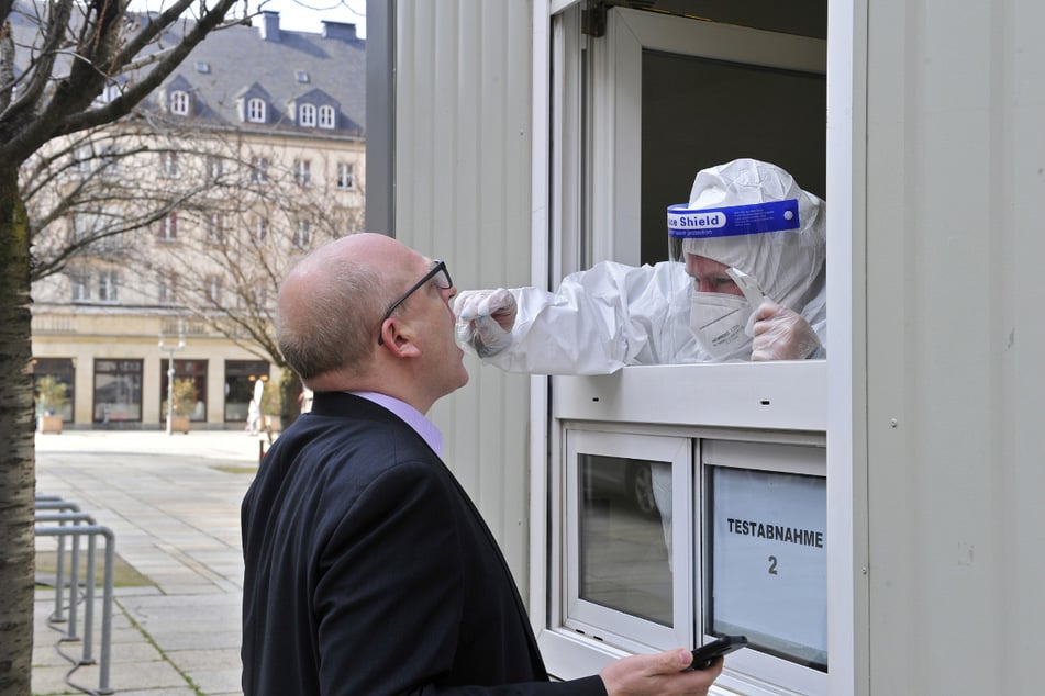 An einem Fenster wurde bei Sven Schulze (49) ein Abstrich aus dem Rachen genommen.