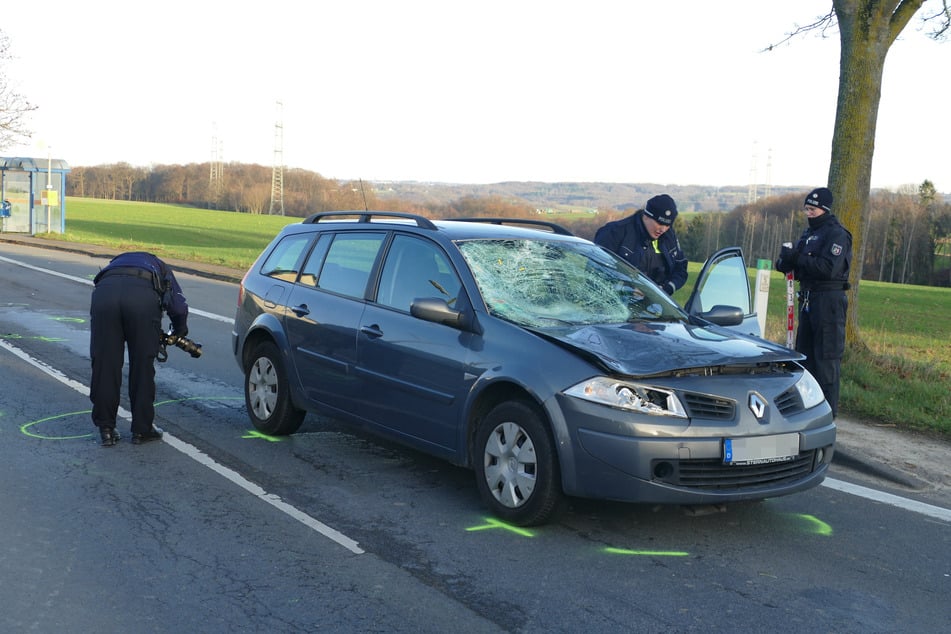Die Scheibe des Renault Kombi ist nach dem Zusammenstoß mit der 18-jährigen Fußgängerin völlig zerstört.