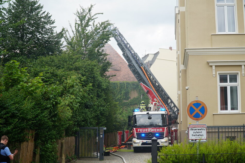 Der Brand wurde mithilfe einer Drehleiter gelöscht.