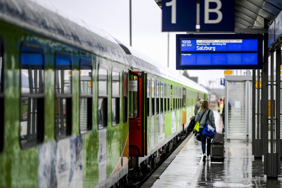 Der "Alpen-Sylt-Nachtexpress" fährt in der Regel donnerstags und samstags von Sylt nach Salzburg sowie freitags und sonntags in die entgegengesetzte Richtung. Er hält dabei unter anderem in Niebüll, Husum, Hamburg, Frankfurt, Nürnberg und München.